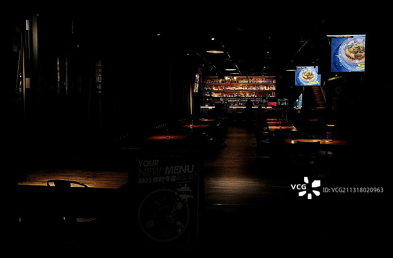 广州琶醍夜色里的小酒馆。图片素材