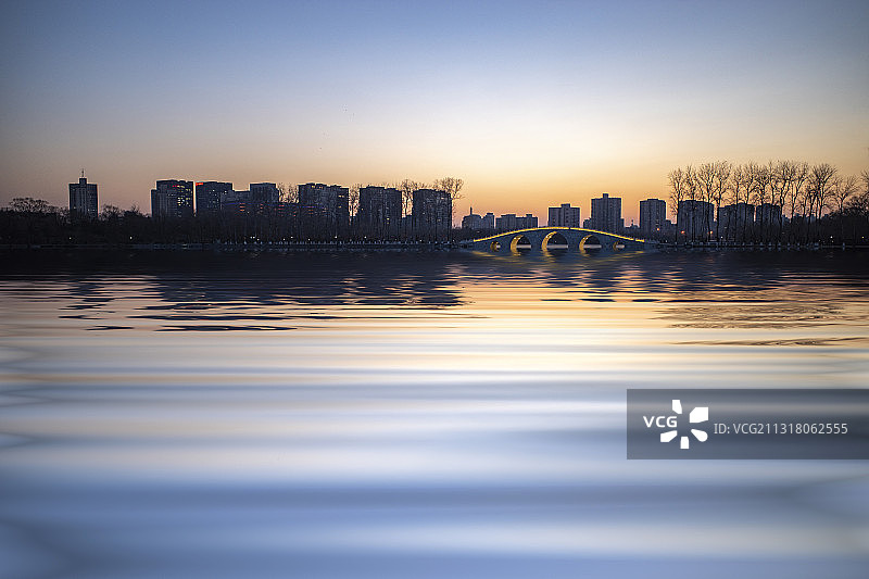 北京玉渊潭公园春季湖畔黄昏景象图片素材