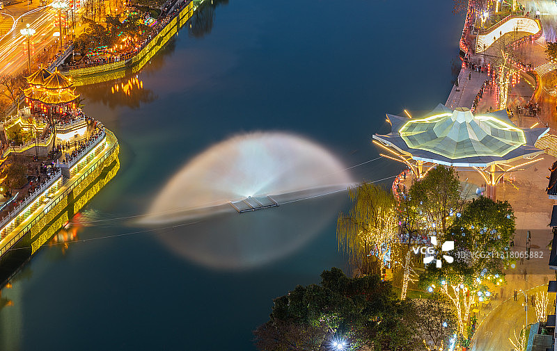 四川成都锦江上的夜间水幕灯光秀航拍图图片素材