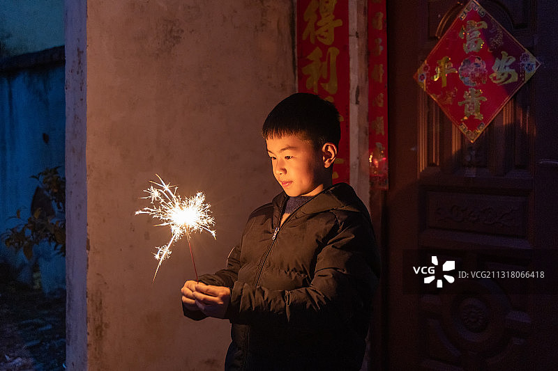 一个小男孩手拿仙女棒烟花图片素材