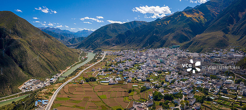 四川甘孜州乡城县城市风光航拍全景图片素材