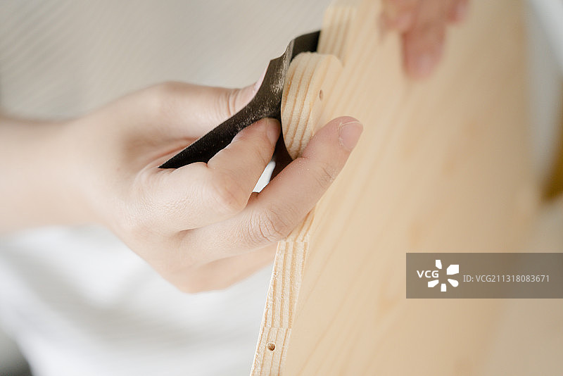 木质婴儿玩具精细打磨图片素材