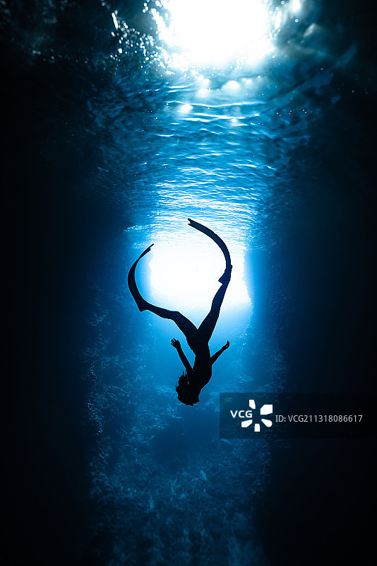 水下剪影图片素材