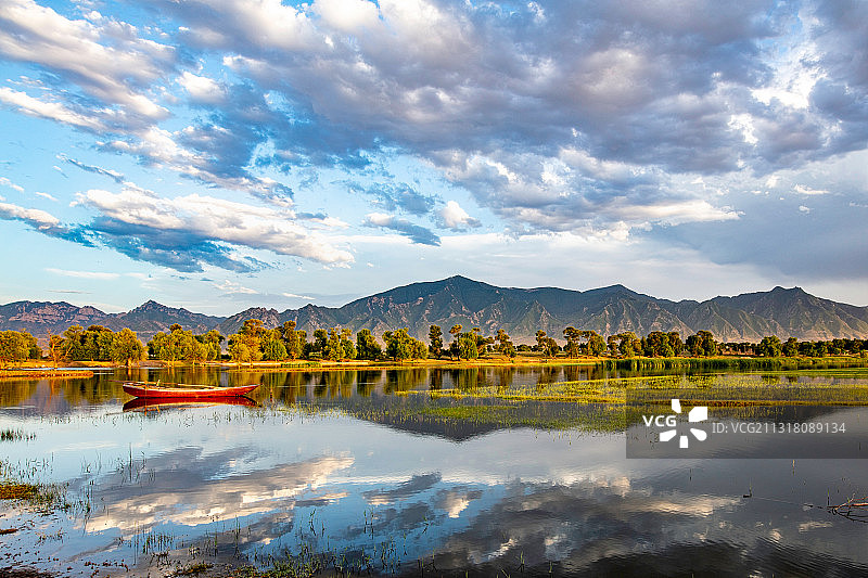 一叶扁舟小，纵情山水间图片素材