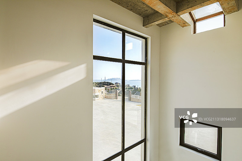 海边建筑室内的落地窗户和天窗图片素材