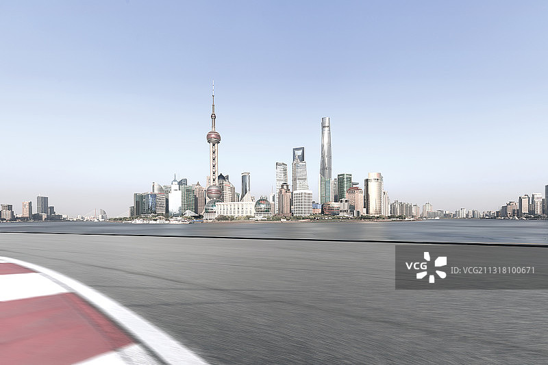 上海城市背景前的赛道路面图片素材