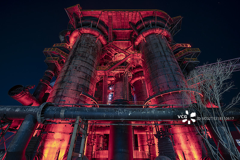 北京首钢园区内高炉夜景灯光图片素材