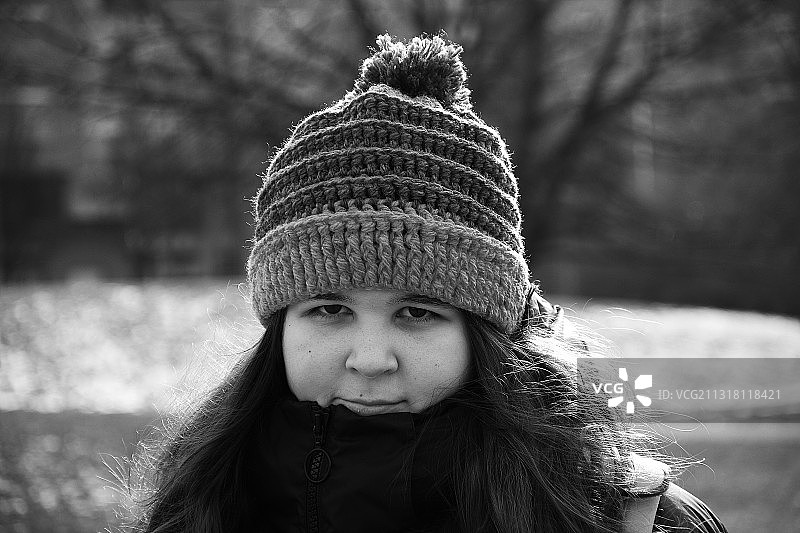 穿着暖和衣服的可爱女孩的肖像，卢布尔雅那，斯洛文尼亚图片素材
