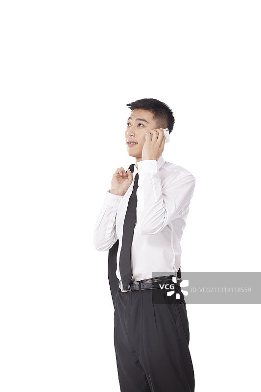 靠在白色背景上用手机交谈的商人图片素材