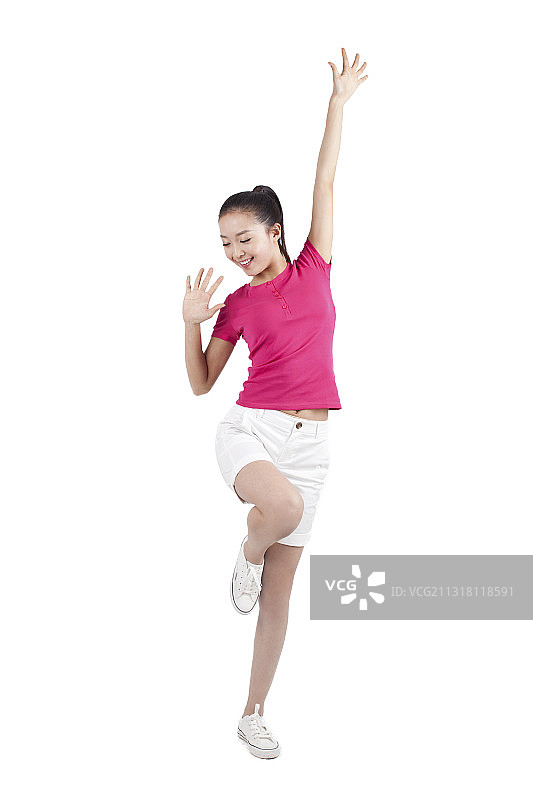 在白色背景前跳跃的快乐女孩肖像图片素材