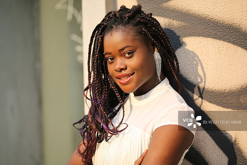 年轻女子站在墙前的肖像图片素材