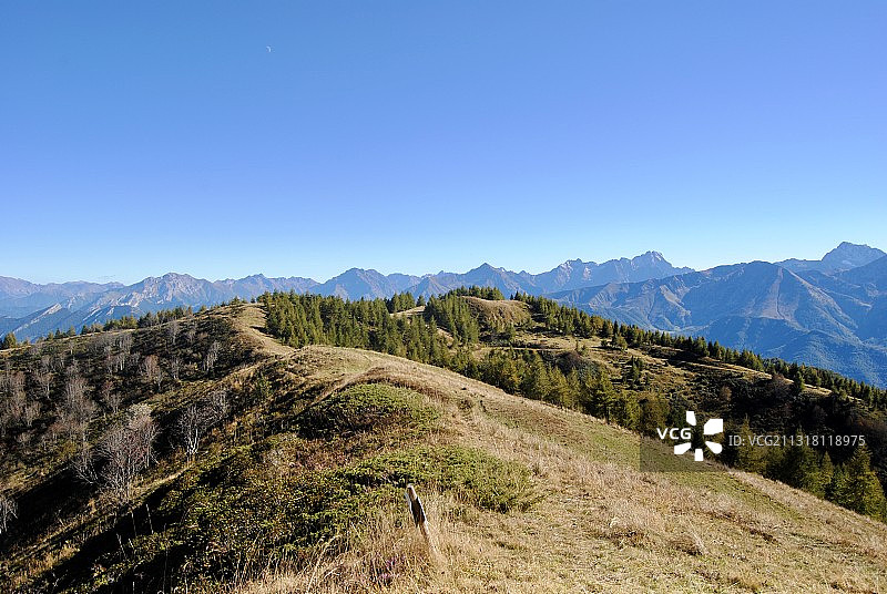 风景优美的山脉映衬着清澈的蓝天图片素材
