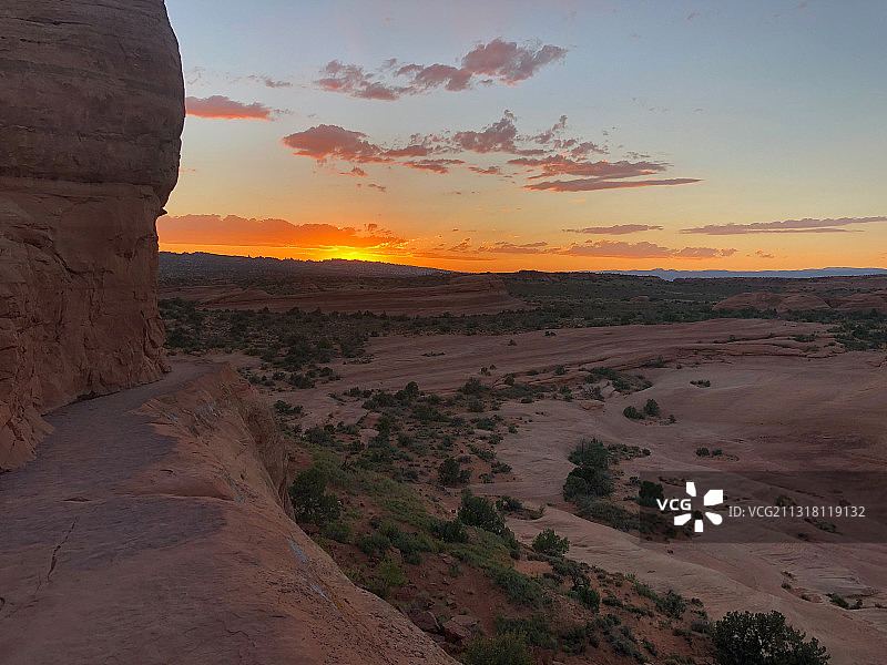日落时分美国精致拱门步道的沙漠景色图片素材
