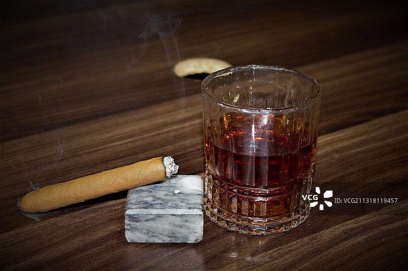 桌上香烟的特写图片素材