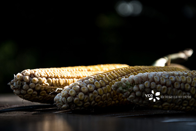 餐桌上的玉米特写图片素材