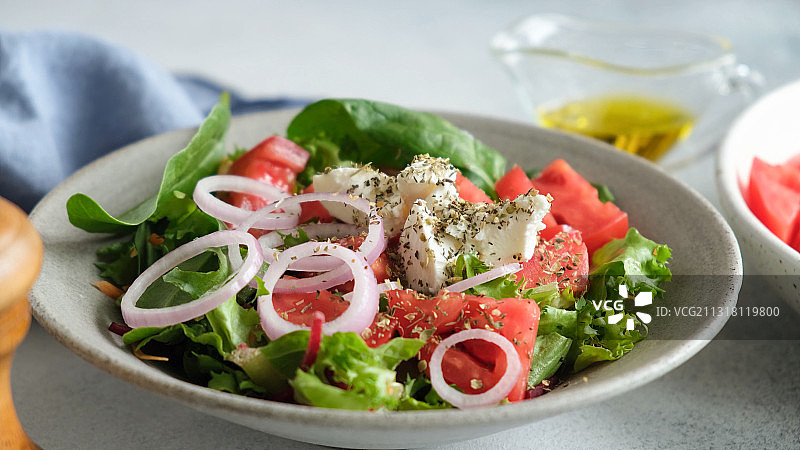 桌上碗里的沙拉特写，俄罗斯图片素材