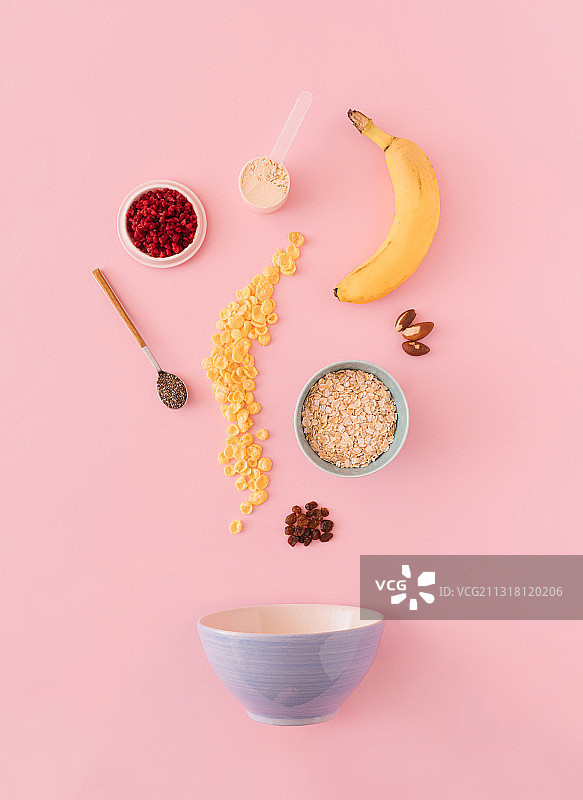 彩色背景碗中食物俯视图图片素材