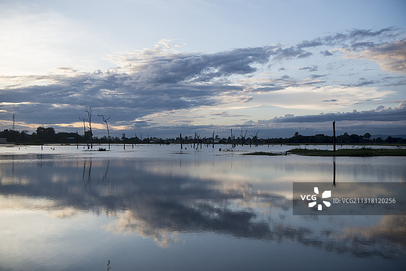 日落时分天空映衬的湖景图片素材