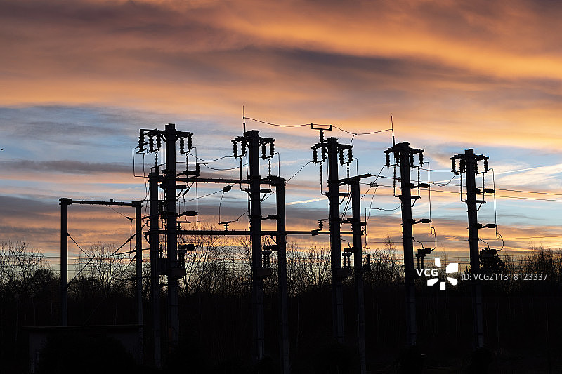 法国康布雷索莱姆桥路日落时分天空中起重机的剪影图片素材