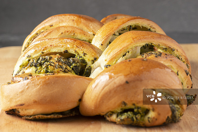 砧板上的面包特写图片素材