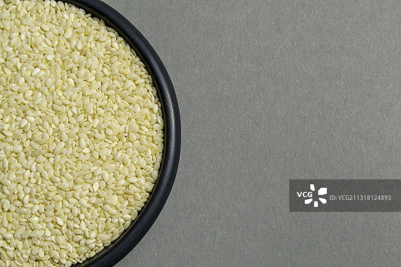 桌子上的碗里的食物的正上方图片素材