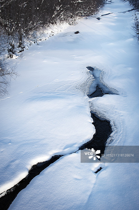雪覆盖的土地的高角度视图图片素材