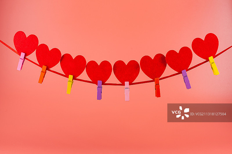 红色背景上的心形纸片特写图片素材