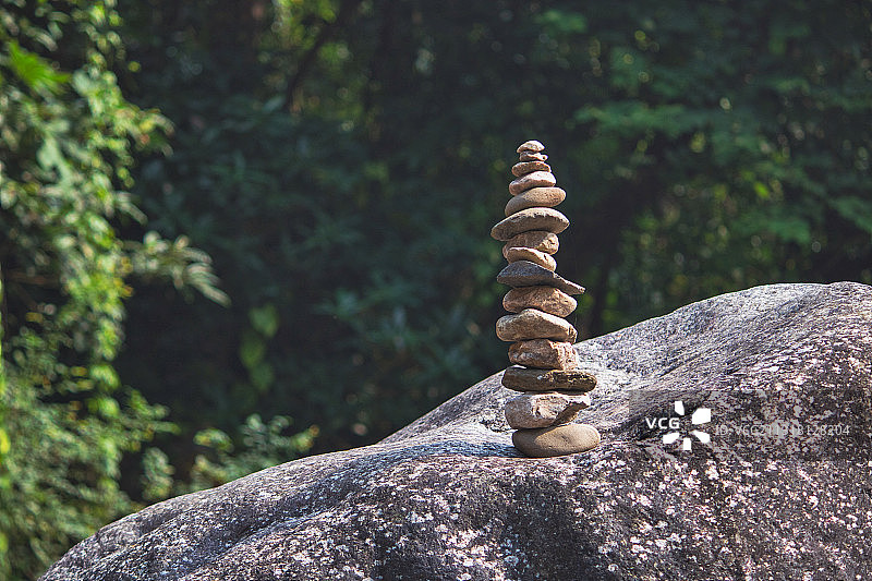 森林中堆叠的岩石特写图片素材