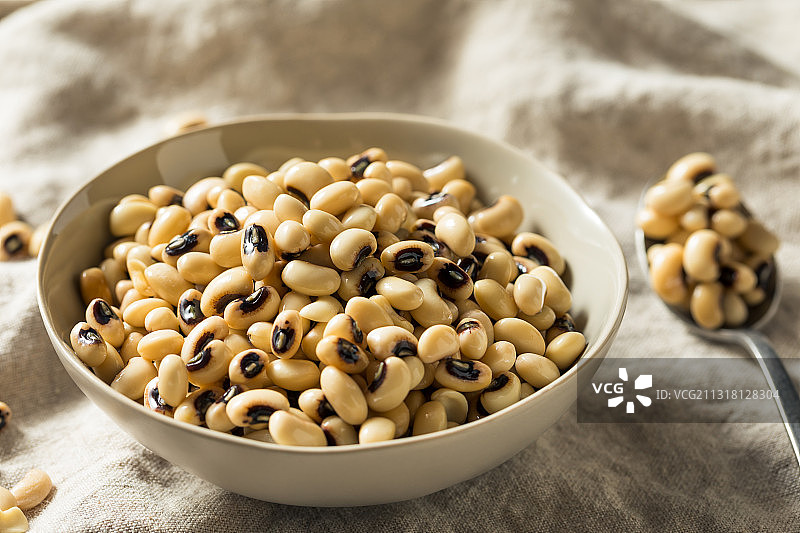 桌上碗中豆子特写图片素材