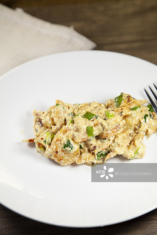 桌子上盘子里的食物的特写图片素材