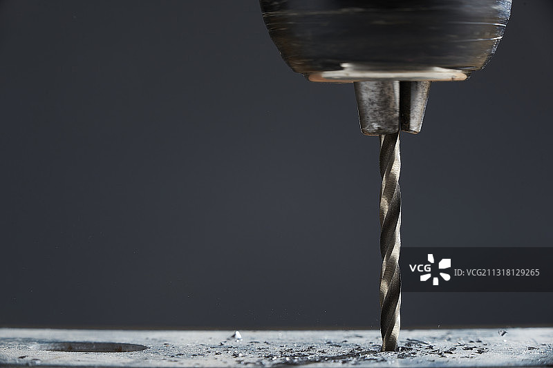 黑色背景下的钻头特写图片素材