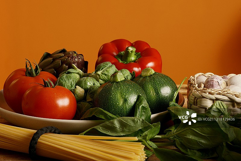 桌子上蔬菜和西红柿的特写图片素材