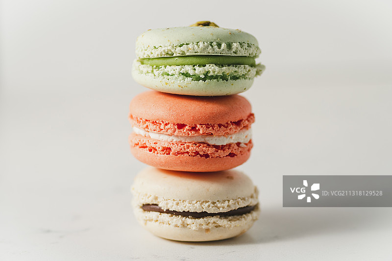 白色背景下的马卡龙堆叠特写图片素材