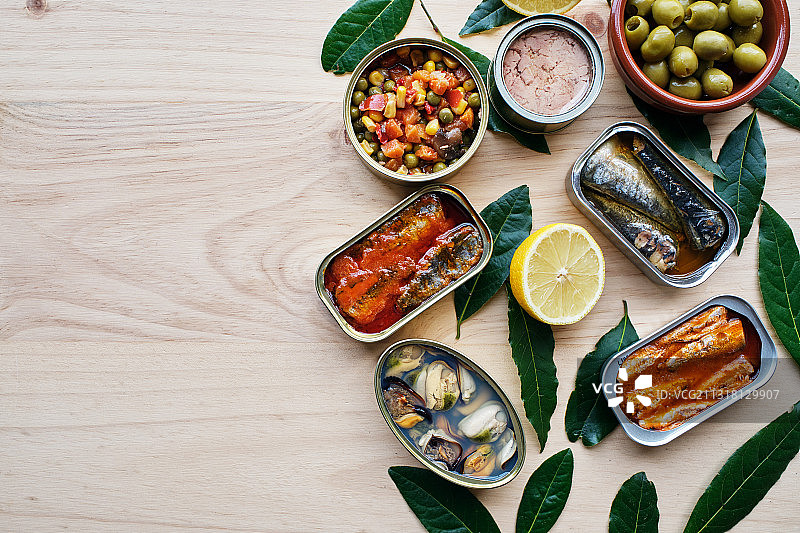 俯视拍摄的餐桌海鲜美食图片素材