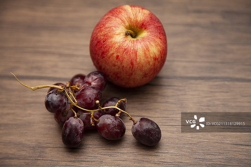 桌上红色葡萄特写图片素材