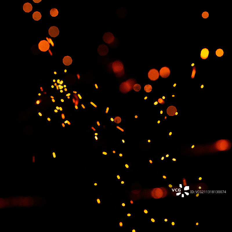 夜空下发光的纸灯笼低角度视图图片素材