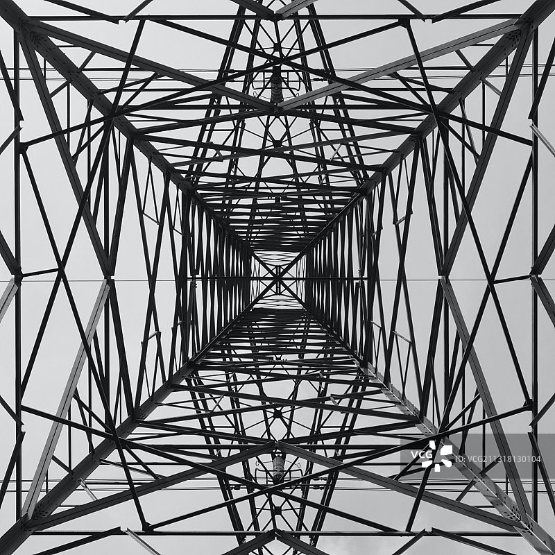 英国布里斯托，天空背景下的电塔仰视图片素材