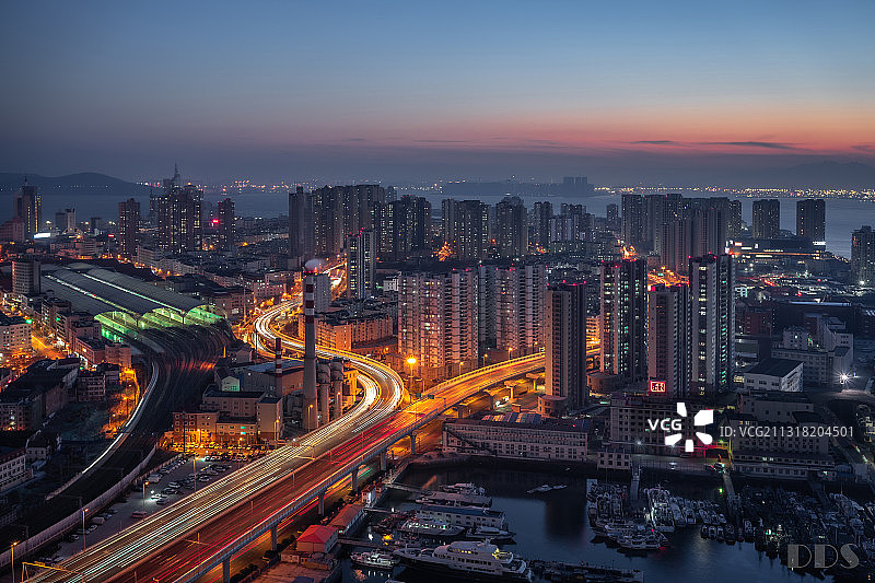 铁轨高架桥的小半岛图片素材