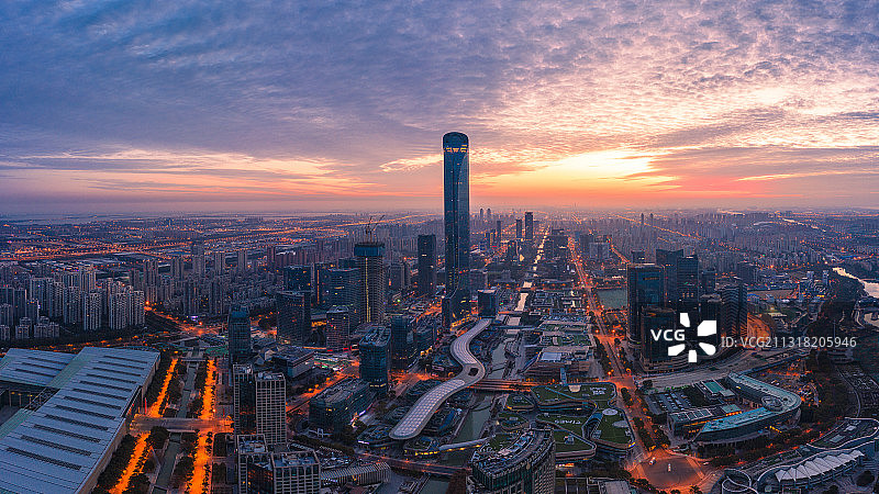 苏州工业园区湖东时代广场日出朝霞。图片素材