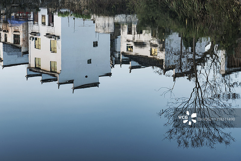 倒映的徽居图片素材