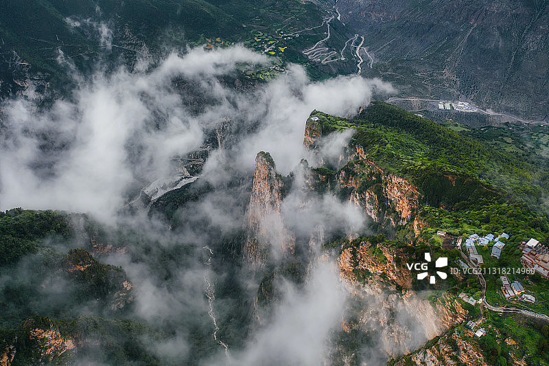 云雾缭绕中的悬崖峭壁图片素材