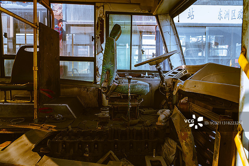 城市废弃工厂里的废弃公交车图片素材