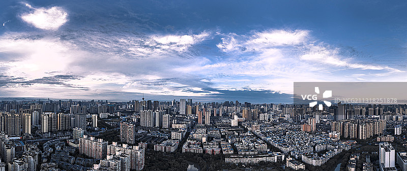 《蓉城云霞》拍摄于中国四川成都市成华区。图片素材