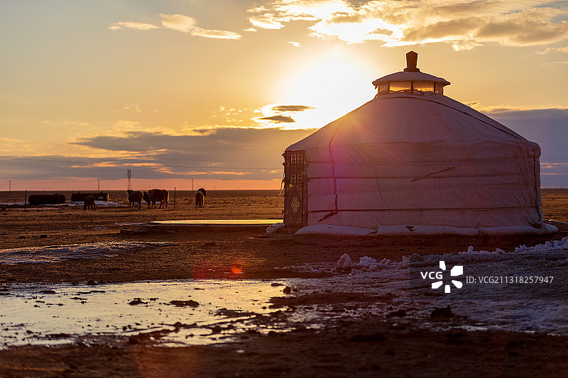 草原的傍晚。初春的草原冰雪消融，依旧是寒冷的。图片素材