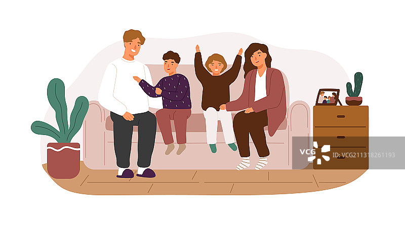 幸福家庭微笑坐在沙发上图片素材