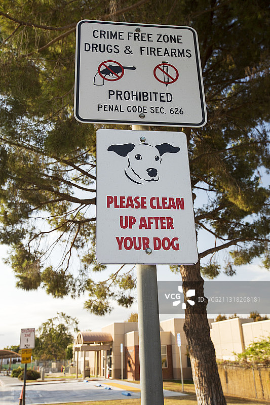 美国加利福尼亚州贝克斯菲尔德学院的无犯罪区域标志图片素材