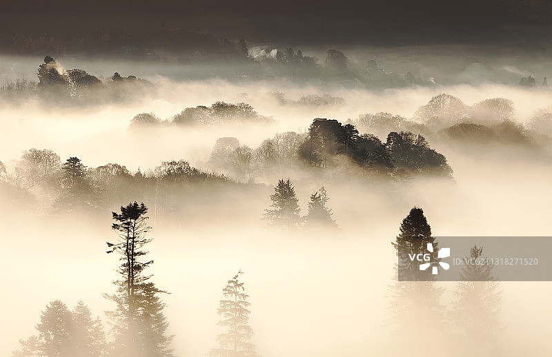 英国湖区安布尔赛德因逆温形成的雾图片素材