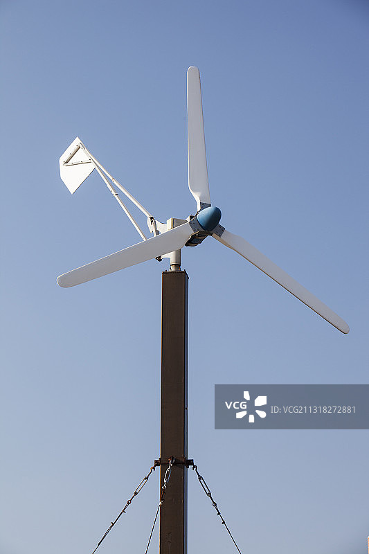 希腊莱姆诺斯岛米里纳的风力涡轮机图片素材