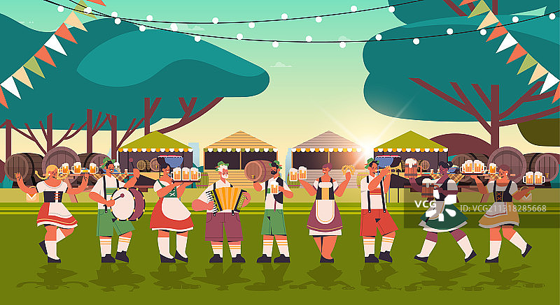 戴着口罩喝啤酒的混合种族人群图片素材