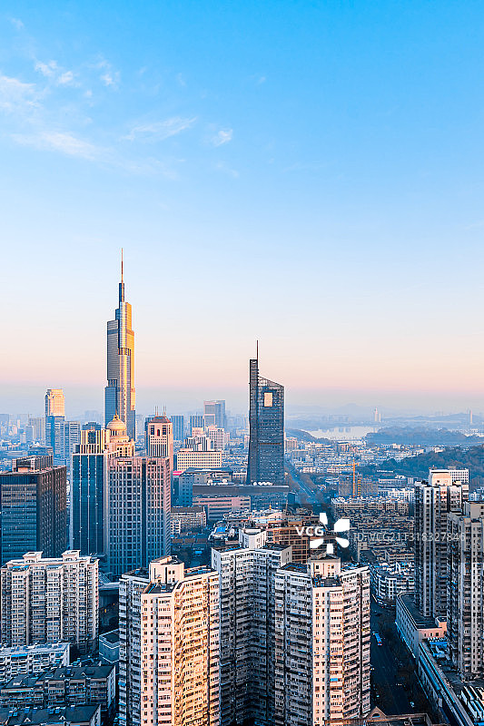 中国江苏南京紫峰大厦和城市天际线黄昏风光图片素材
